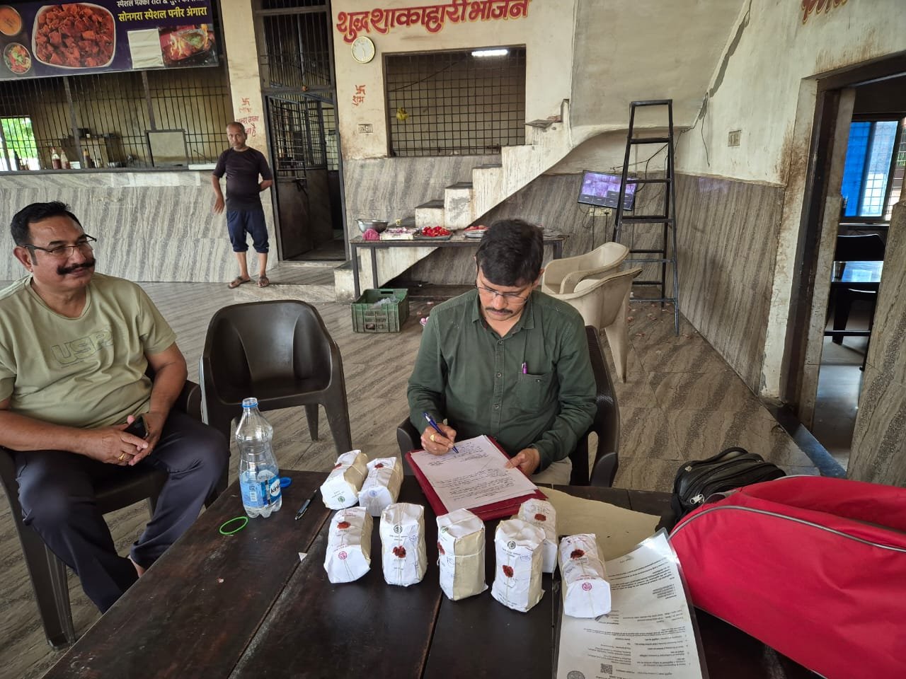 घटिया और बासी खाना परोसने की शिकायत पर सोनगरा होटल पर कार्रवाई, पनीर और ग्रेवी सहित घरेलू सिलेंडर जब्त 